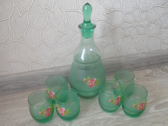 Графин и 6 рюмок.