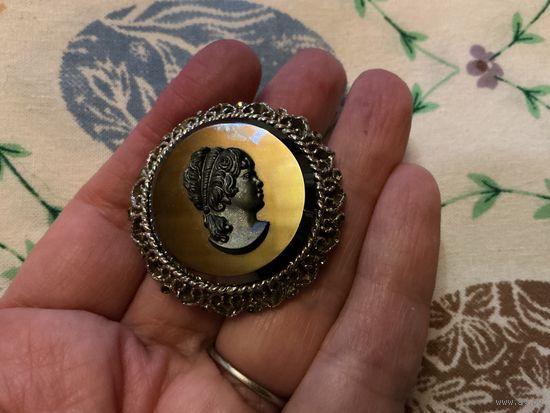 Брошь Камея Capri Глушеное стекло ? США винтаж