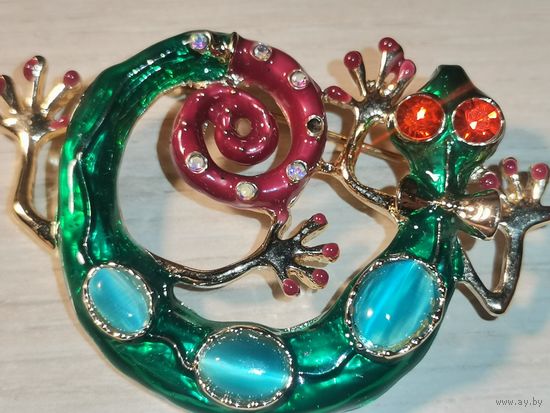 Металлическая брошь "Ящерица", с вставками, размер 5.5*4.5 см., застёжка целая.