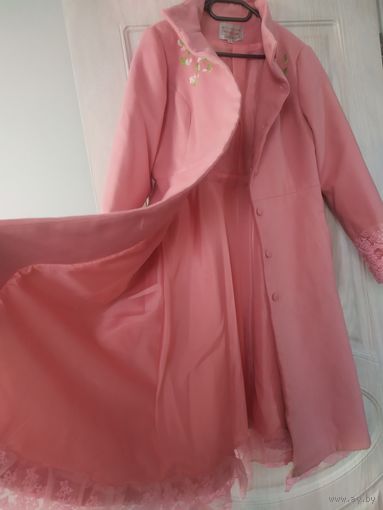 Новое приталенное розовое пальто с вышивкой и кружевами.