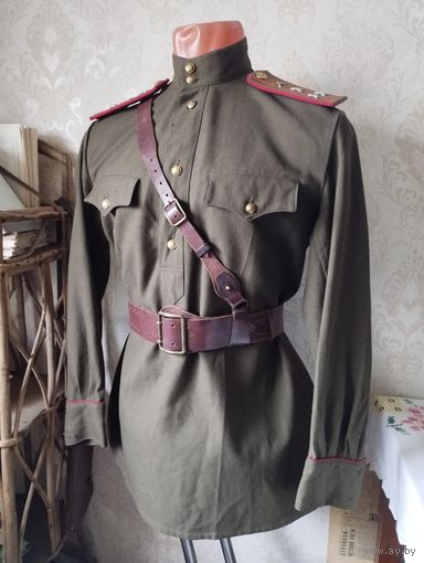 Гимнастерка с погонами, ремень и портупея.