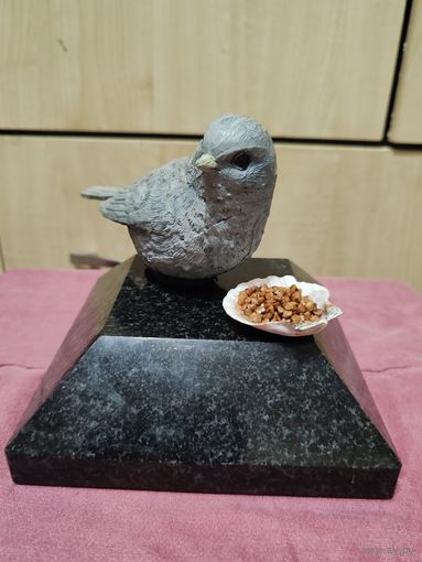 Статуэтка птица с кормом.