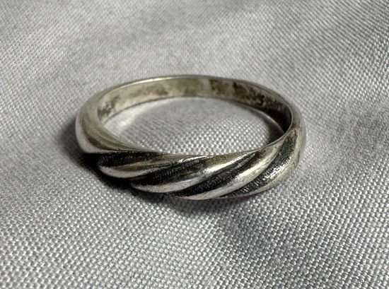 Кольцо серебряное 925 пробы. 42