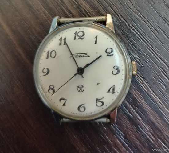 Винтажные наручные часы ракета сделано в СССР знак качества на циферблате . работоспособность неизвестна .
