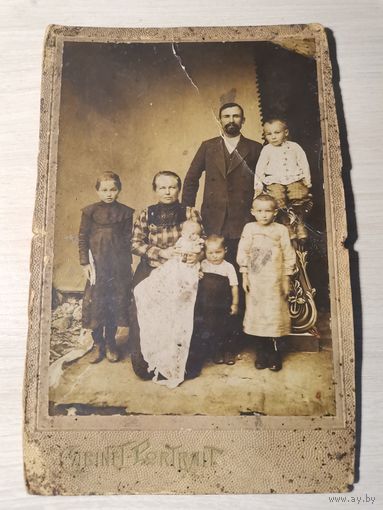 Фотография семью до 1917 года, на плотном картоне, размер 17*11 см.