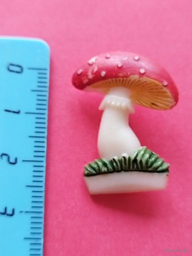 Брошка пластиковая. Грибок. С рубля. Без минимальной цены.