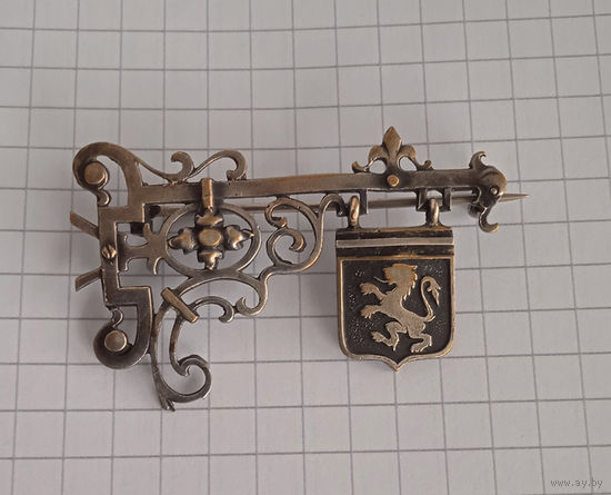 Брошь с гербом старая