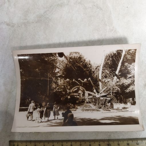 Фотография. История СССР в лицах. Сквер возле памятника Ленину. Где -то в СССР. 1950-е.