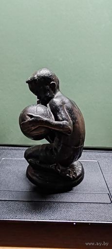 Мальчик надувающий мяч. Касли.1962 год.