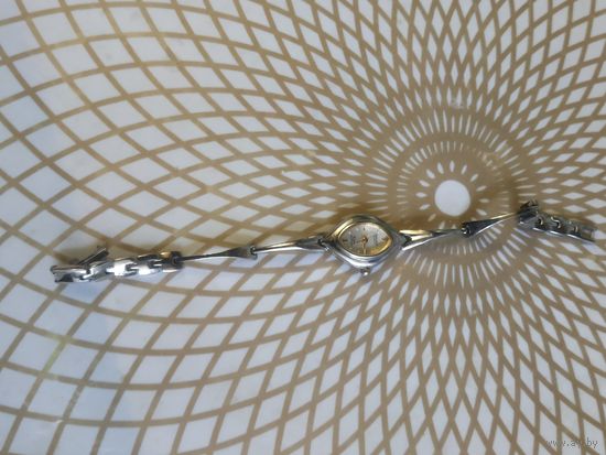 Часы наручные с браслетом. ТИКАЮТ. Состояние на скане. В коллекцию,ремонт,на запчасти.