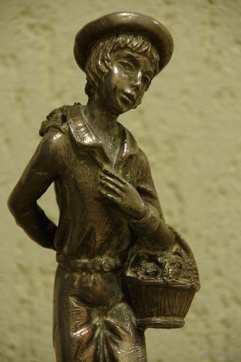 Статуэтка , пластик с металлизацией 31,5 см