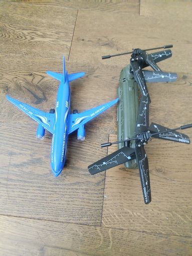 2 игрушки.Самолет и вертолет.Самовывоз из Минска.