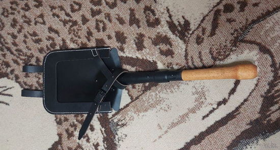 Сапёрная лопата с чехлом. Новая, Швейцария. Для реконструкторов и съёмках в кино. Можно просто использовать, укомплектовать авто или мото технику! Сторгуй за свою цену, предложи обмен!