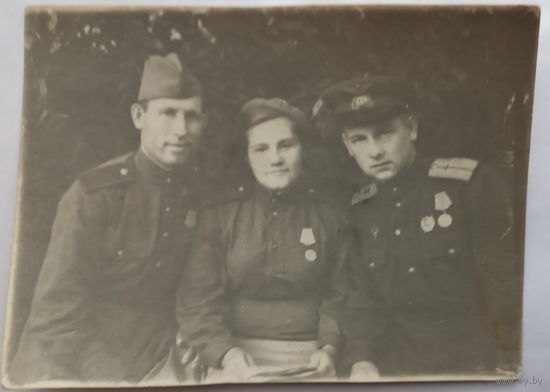 Фото РККА  1944 летчики награды-винтовик, женщина с БЗ(А37)