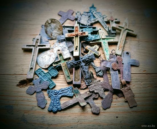 Лот нательных крестиков и образцов.