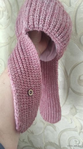 Очень классная шапка на 5-6 лет, зима. Нежно сиреневого цвета, 50% шерсти, внутри подкладка хб, очень удобная и теплая, отлично закрывает ушки. Реально на стандартные 5-6 лет. Если ребенок мелкий, то