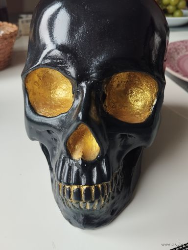 Череп . Высота 15 см.