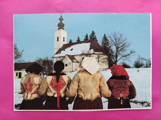 Девушки в полушубках. Будапешт. Чистая. 2680.