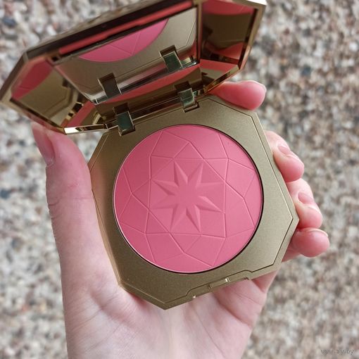 Румяна Kiko Holiday Gems Plush Suede Blush в оттенке 02 Candy Cane