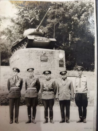 Фотография. Офицеры, фронтовики на фоне памятника Т-34.  1960 -е. Ретро СССР.