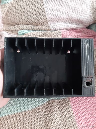 Контейнер для компакт кассет.