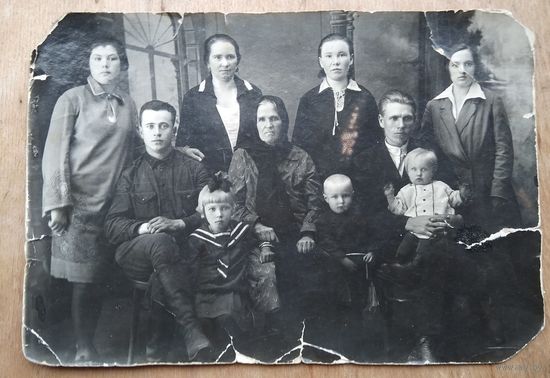 Фото большой семьи. 1930-е. 11.5х17 см.