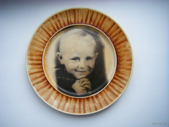 Редкое панно из СССР. Мальчик очень похож на В. Путина. Диаметр 23,5см.
