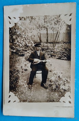 Фото мужчины с мандолиной(?). 1920-30-е 9х14 см