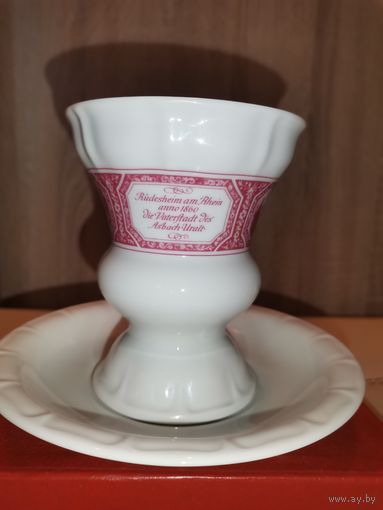 Фарфоровый кубок с блюдцем, высота 12.5 см., Германия, без сколов и трещин.