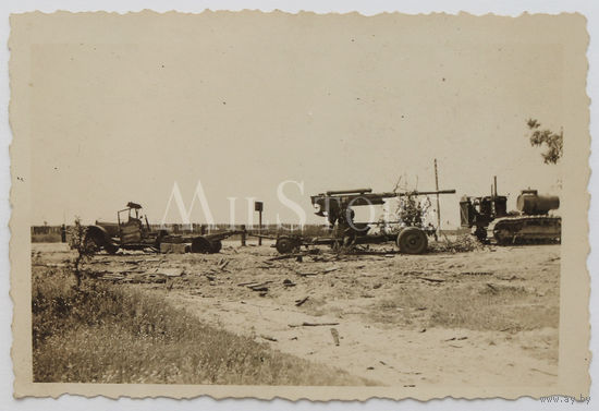 Сгоревший ЗИС-5 с прицепленной 85-мм зенитной пушкой и тягач С-60 Сталинец у Житомера.