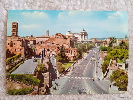 Рим. Вид Императорской улицы Форума