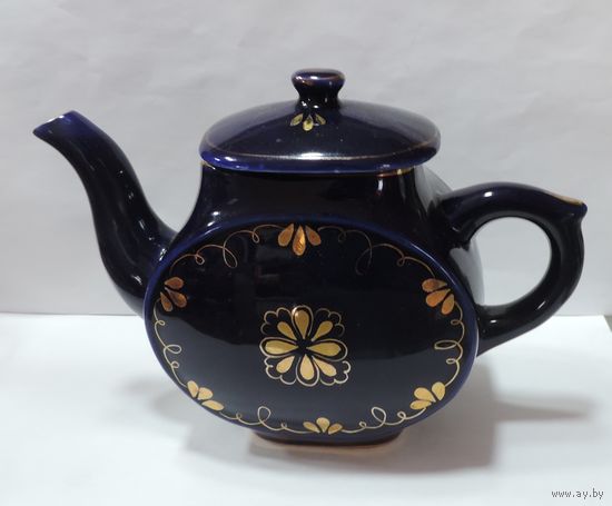 Чайник фарфоровый на 0.5 литра 70-80-е годы СССР. Гжель. Высота 13.5 см.