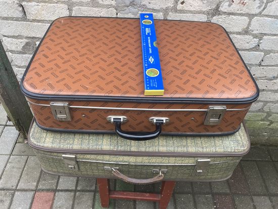 Пара чемоданов одним лотом