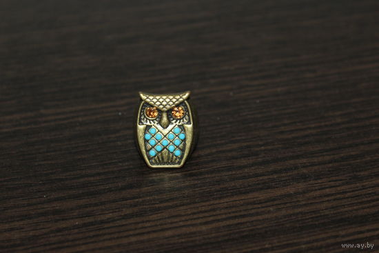 Латунное кольцо в виде совы со стразами.