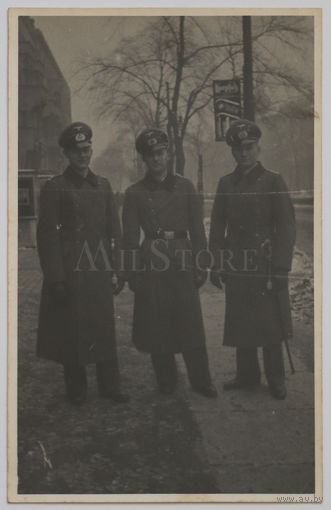 Унтер-офицеры Вермахта с парадными саблями