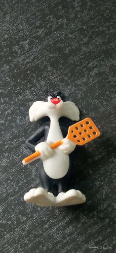 Кот с выбивалкой