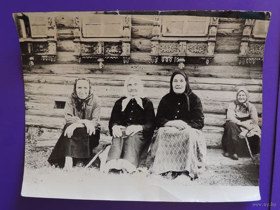 Фото "Бабулькі на завалінке", 1940-е гг.