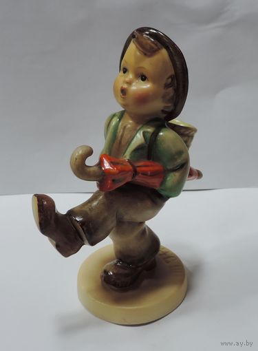 Статуэтка "Мальчик с корзиной и зонтом" Goebel Hummel. Германия. Высота 13 см.