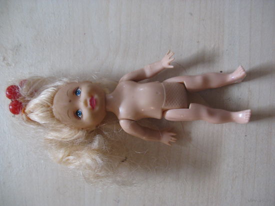Небольшая кукла