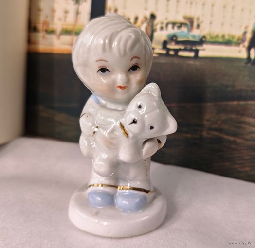 Статуэтка ребенок с мишкой