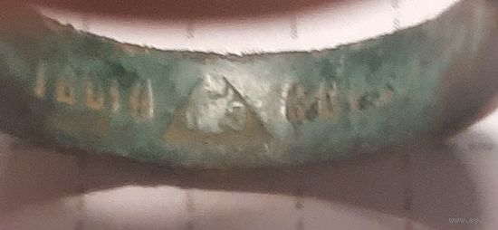 Обручальное кольцо. размер 21+. клеймо IBLIN(треугольник с буквами)COP. в зеленой патине.