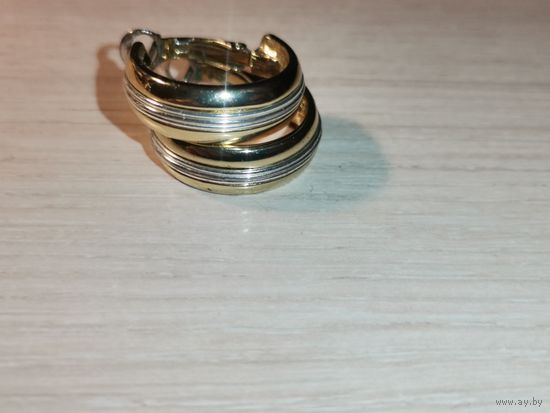 Серьги полукольца, золотистого цвета, с серебристой вставкой, есть неразборчивое клеймо, замки рабочие.