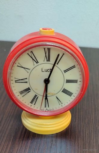 Винтажный будильник луч , заводиться идет , будильник звенит , только бывают отходят . То не проводилось