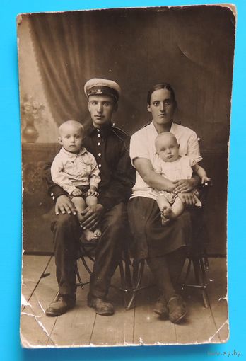 Фото "Чиновник с семьей", РИ, до 1917 г.