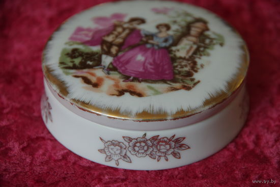 Шкатулка фарфоровая  ( диаметр 9 см , высота 3 см )  целая