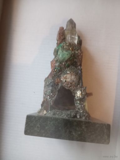 Композиция из натуральных минералов