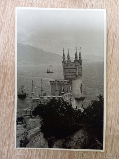 О-1. ЧЁРНО БЕЛАЯ ФОТОГРАФИЯ . ЛАСТОЧКИНО ГНЕЗДО. КРЫМ.