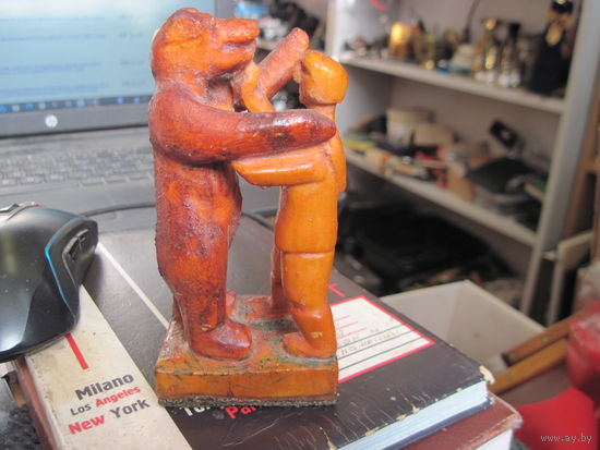 Мужик и медведь, дерево.