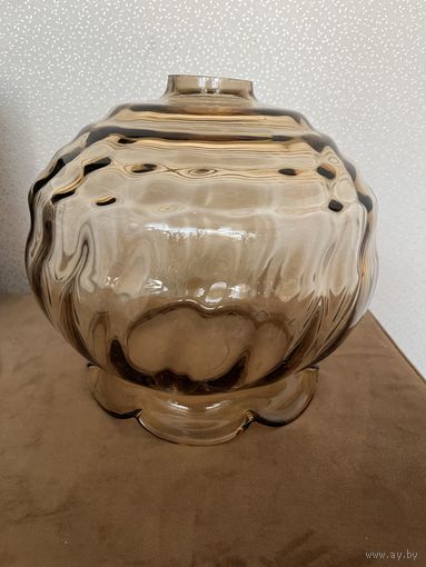 БОЛЬШОЙ плафон. Люстра. Есть небольшая щербинка, на фото указана. Диаметр по окружности 30 см.