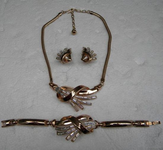 TRIFARI Винтажный Комплект (Parure): Ожерелье(39.5см длина), Браслет(16.5см) и Клипсы(3см высота), дизайн Alfred Philippe( известный дизайнер, который так же работал для Cartier). 18К позолоченный мет